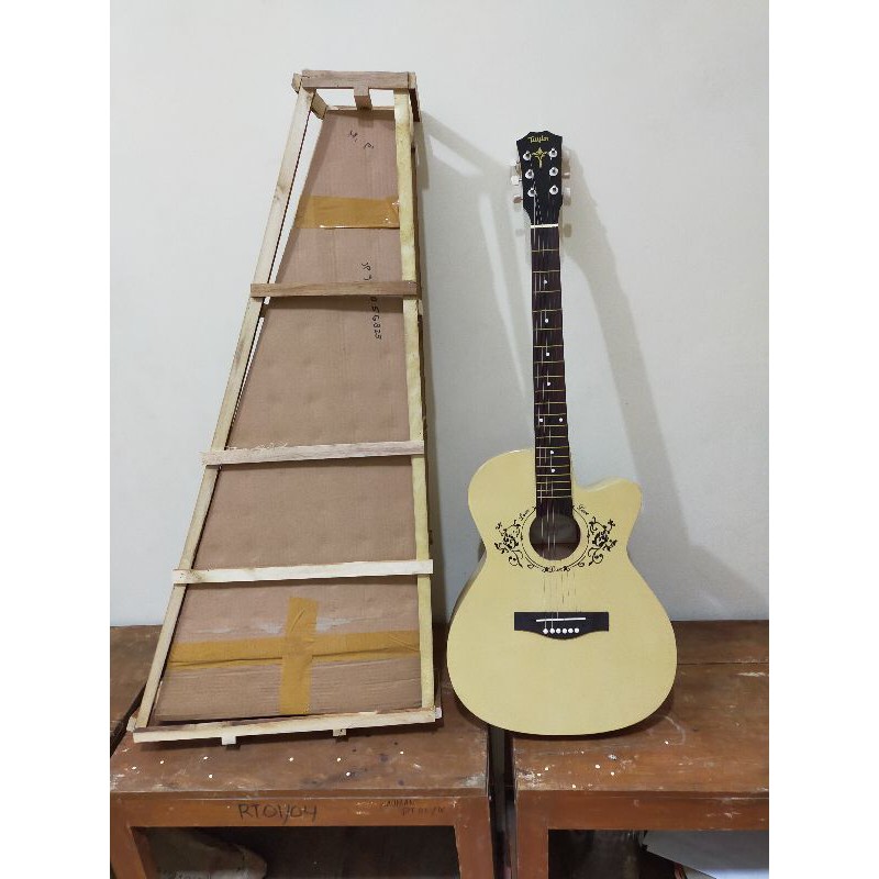 gitar akustik Taylor Swift pemula