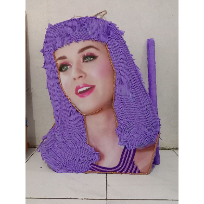 

pinata pukul karakter 2d katty perry