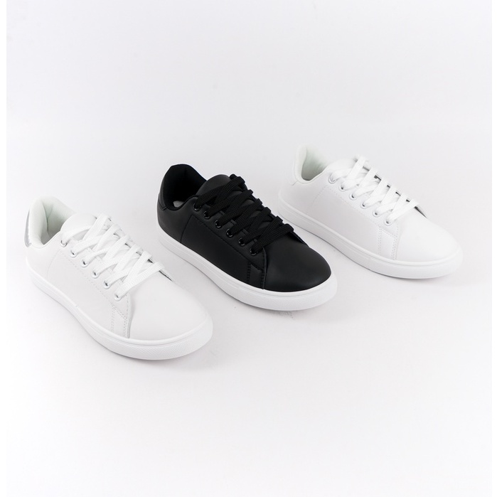 white lowtop shoes