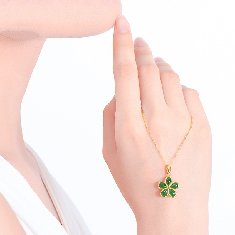 [Ready Stock]Fashion Plated Gold Inlaid with Jade Parthenocissus Grass Pendant Flower Necklace