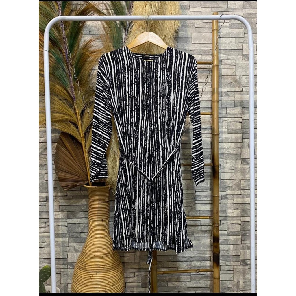 Tunik Jumbo Rayon Motif Garis Vertikal Kesan Tinggi