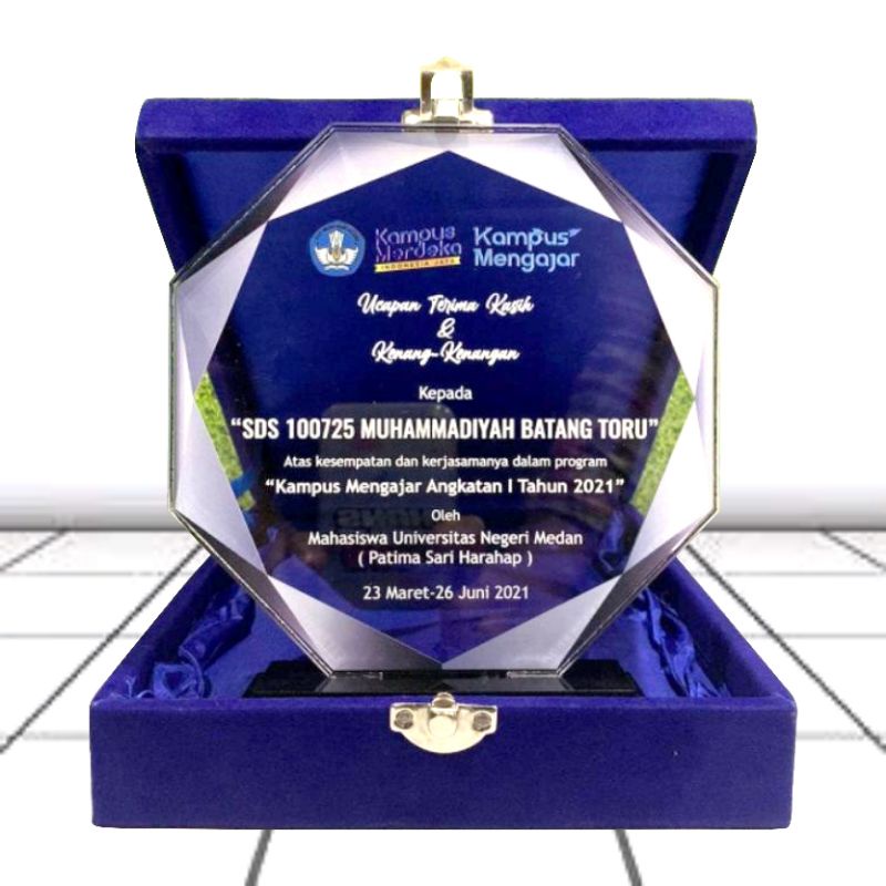 

PLAKAT PENGHARGAAN FREE DESAIN + BOX /PLAKAT WISUDA /PLAKAT UNTUK KADO /CUSTOM SUKA - SUKA