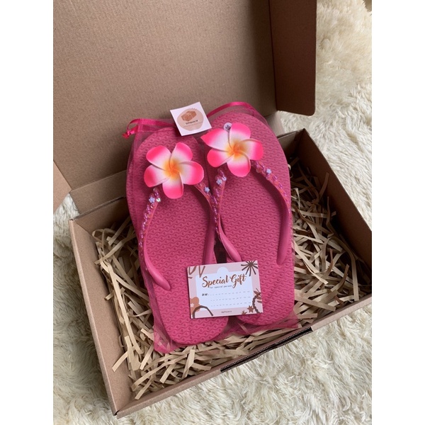 

GIFT BOX MURAH BY GIFTQUAS.ID SPECIAL GIFT FOR SPECIAL PERSON. HAMPERS MURAH SANDAL BALI EDITION