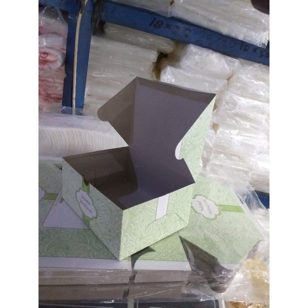 

Dus Snack Kue Motif Batik / Dus Kue Motif Uk. 12x12 , 12x14 & 12x16 ( 50 dan 100 lembar )