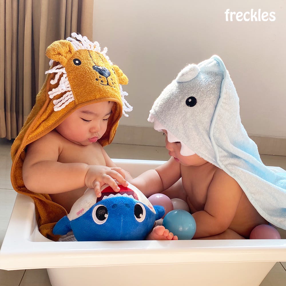 Freckles Bamboo Baby Hooded Towel / Handuk Mandi Topi - BABY MINISTRY / handuk cepat kering / handuk mudah menyerap / handuk bayi dan anak dengan topi / handuk hoodie anak bayi / handuk lucu / handuk berenang / karakter lucu / original/ terlaris/ lembut