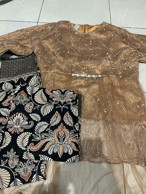 Batik Couple Kebaya Tunangan Set Anisa Lamaran Wisuda Nikahan Wanita Terbaru Modern
