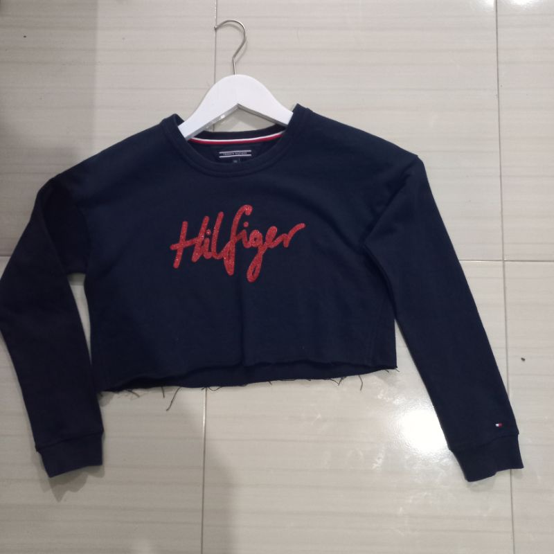 PRELOVED / THRIFT/SECOND CREWNECK / SWEATER CROP MERK TOMMY HILFIGER NAVY SIZE S FIT M BRANDED