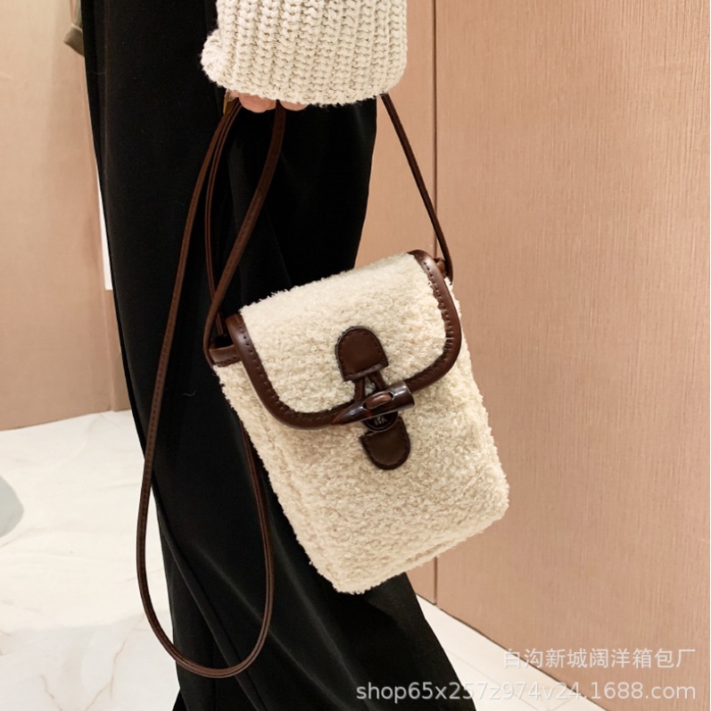 FINOM SWIFT - Tas Selempang Bahu Bulu Slot Kayu Wanita Remaja | Sling Bag Polos Korean Style