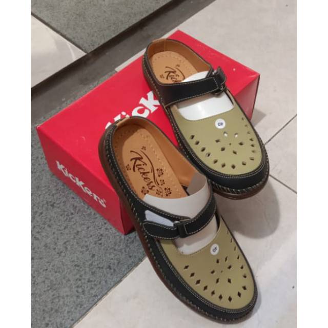 Sepatu sandal wanita kickers hitam cream