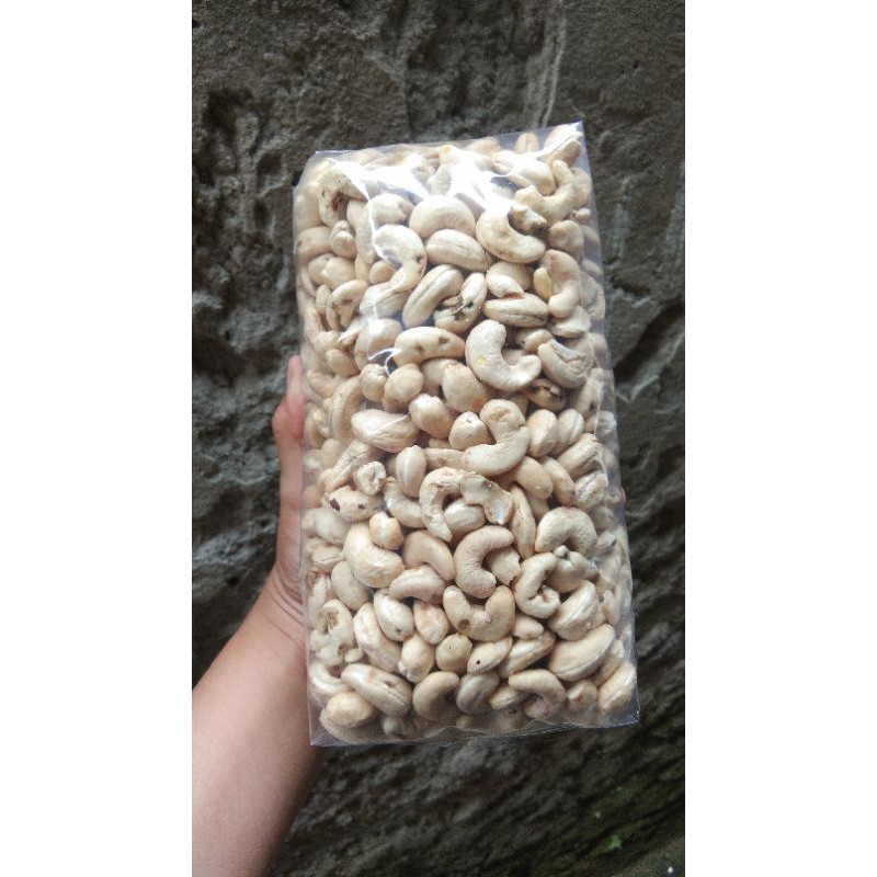 

kacang mede utuh mentah setengah.kg