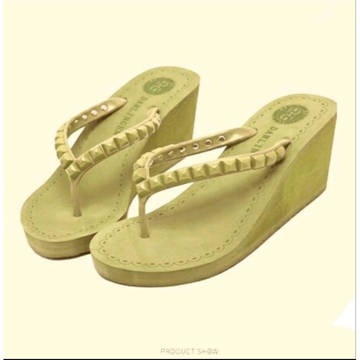 Sandal wedges jepit piramid