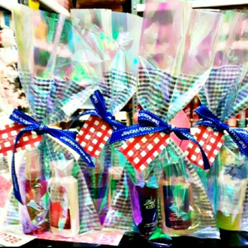 PLASTIK BUNGKUS KADO HAMPERS BIRTHDAY GIFT SET!❤VS BBW GIFT SET PLASTIC WRAP WRAPPING BUNGKUS KADO CANTIK MEWAH VICTORIA'S SECRET BATH AND BODY WORKS HAMPERS WRAP PLASTIK KADO ELEGANT MEWAH MURAH IMUT KARTU UCAPAN &amp; PITA WARNA WARNI GOODIE BAG