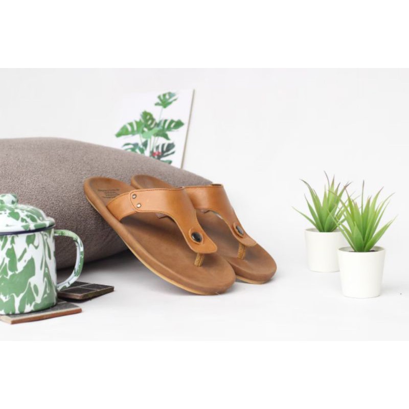 SANDAL PRIA KULIT ASLI | CEVANY CLOVER TAN - Bergaya Trendy Jalan2 Santai Sehat Sehari-hari