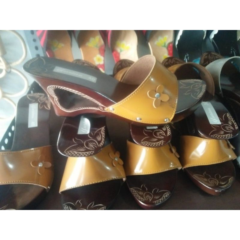 Sendal kelom gelis motif ukiran bunga, kayu