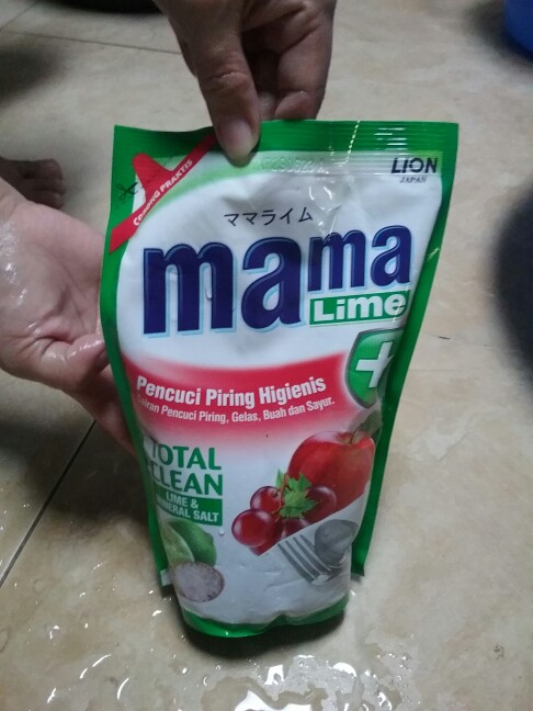 Mama Lemon Sabun Cairan Pencuci Piring Gelas Dan Wadah Plastik 780 Ml
