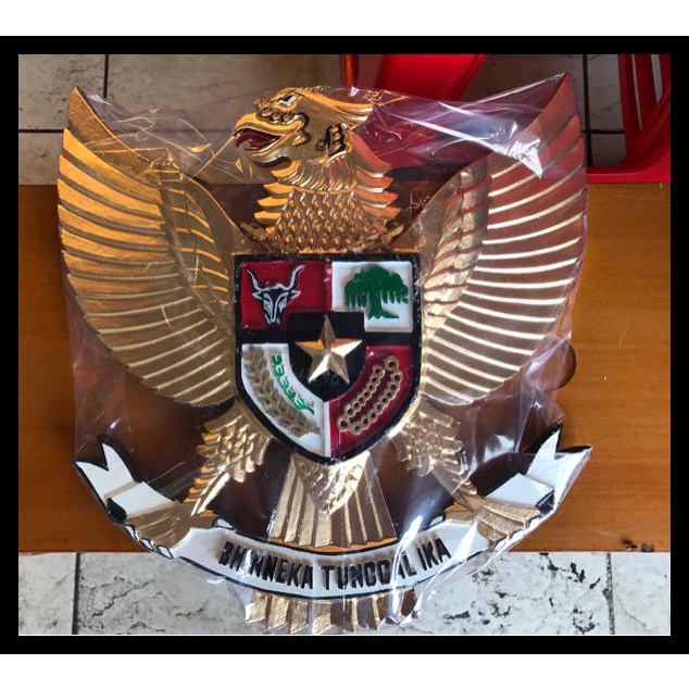 Patung Burung Garuda Bahan Kayu