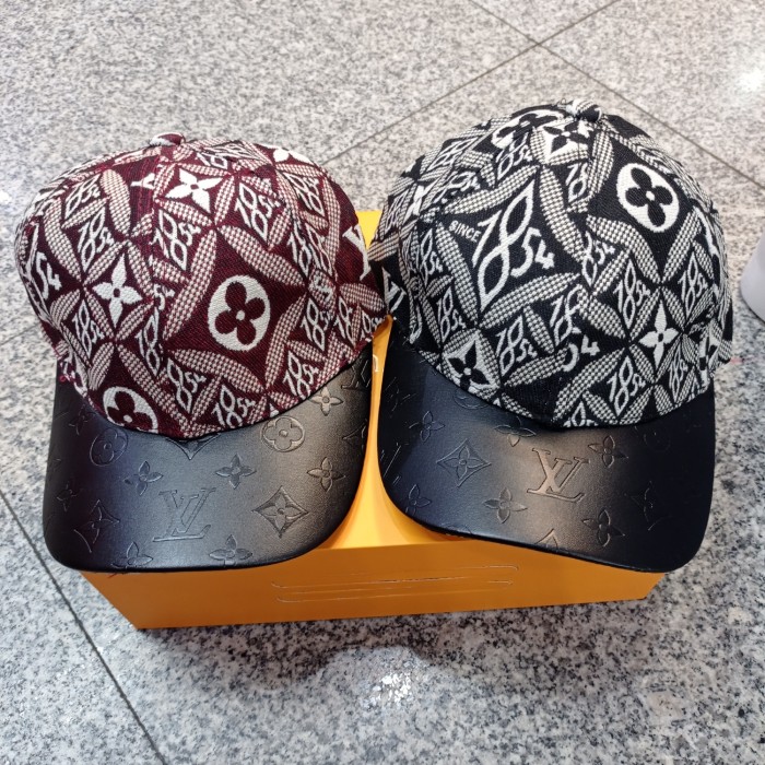 topi baseball lv +box magnet paperbag 1 - Hitam