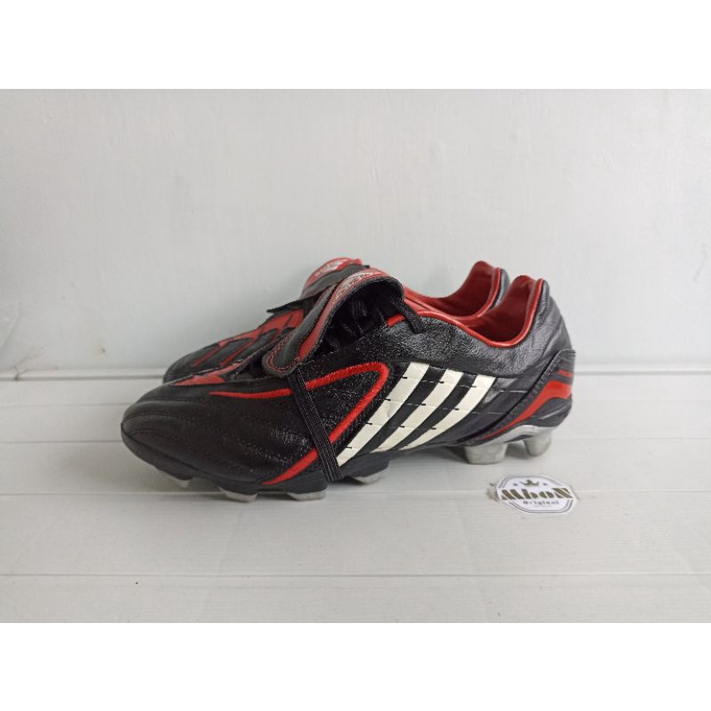 Sepatu sepakbola Adidas Predator Absolado