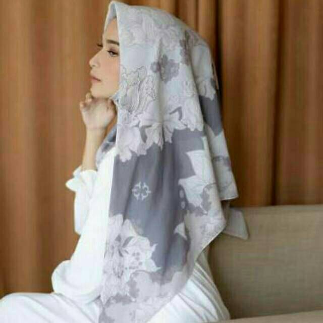Hijab segi empat Signature allure scarf by wearing klamby