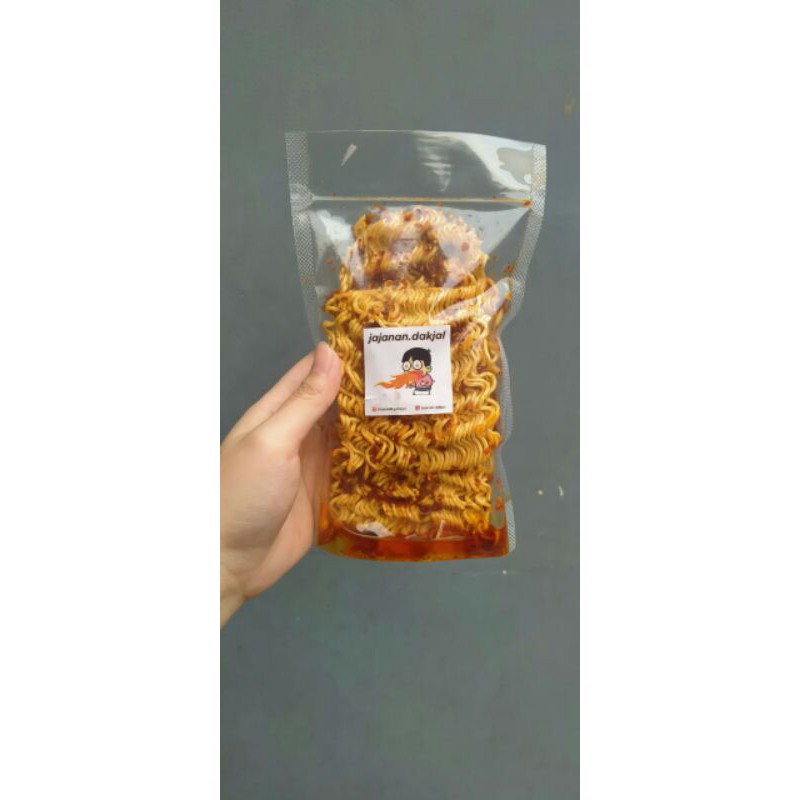 

Jajanan mie kering pedas/ Cemilan mie pedas/ Cemilan murah/ Mie pedas enak/ Mie kering pedas gila