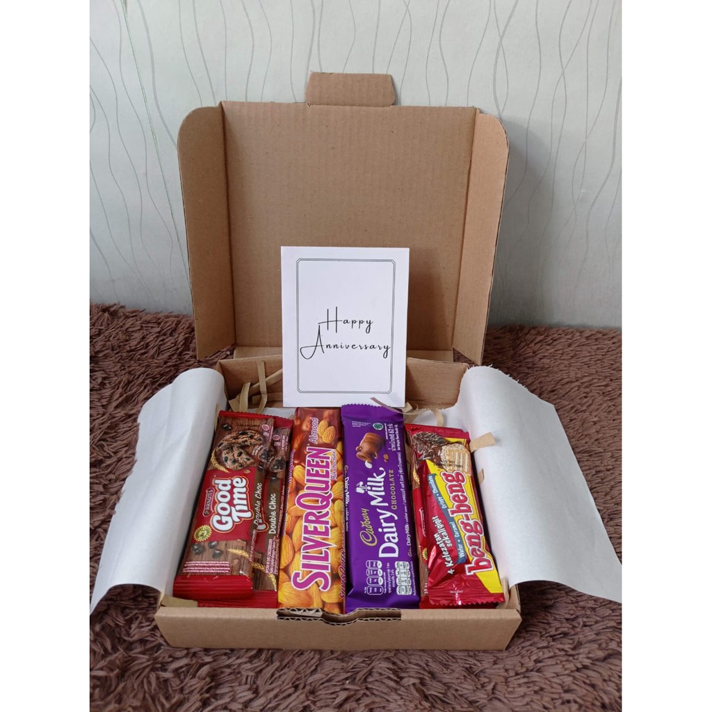 

HAMPERS SNACK BOX SILVER QUEEN DAN CADBURY DAIRY MILK BUNGA ARTIFICIL KADO ULANG TAHUN WISUDA ANNIVERSARY