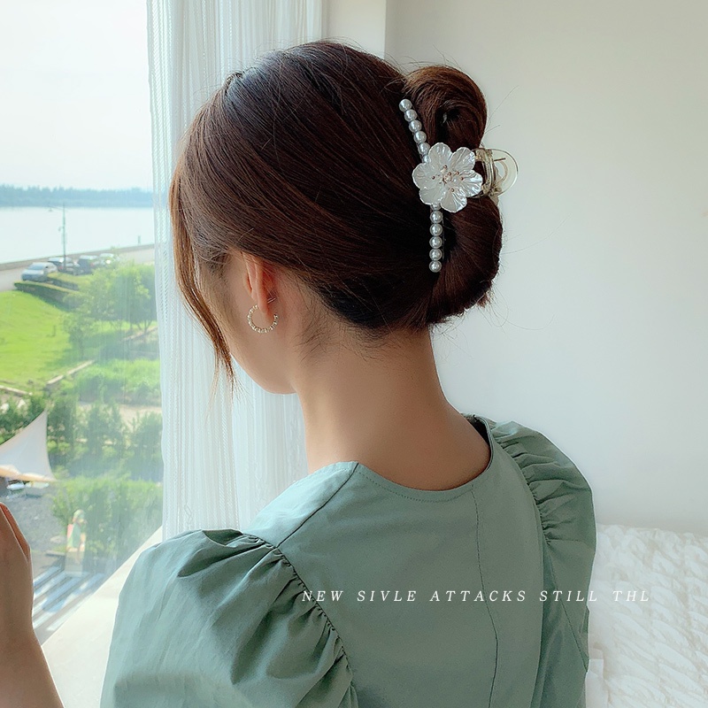 Jepit Rambut Bunga daisy Kecil Putih Mutiara Vintage Korea Cocok Untuk Rambut Tebal Besar grab clip