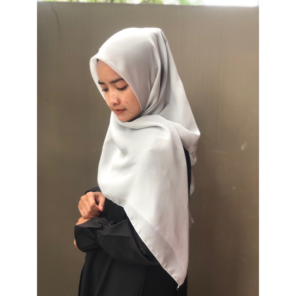 Daily hijab Bella square 115x115 | bela kerudung | potton |  jilbab hijab segi empat | double hycon bella hycoon-bella light grey