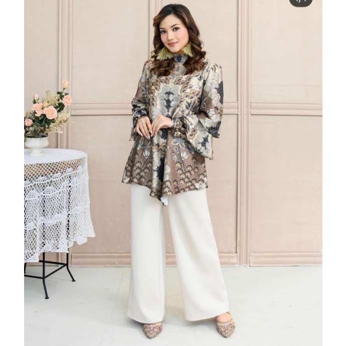 EMILY BLOUSE WEARING KLAMBY