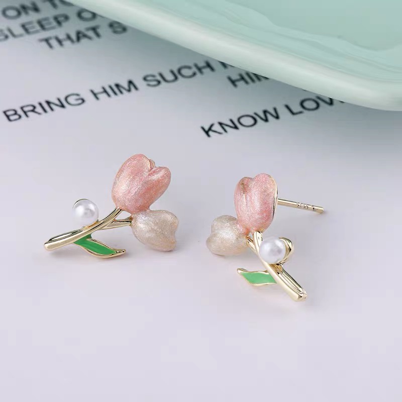 Anting Stud Bentuk Tulip Aksen Mutiara Bahan Metal Untuk Wanita