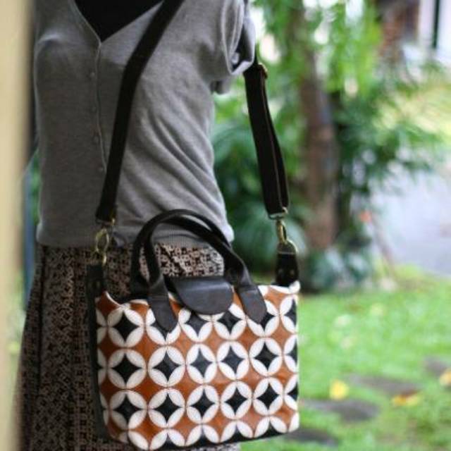 TAS  WANITA KULIT ASLI WARNA COKLAT TUA MODEL LC MOTIF KAWUNG HIJAU KUNING BIRU MERAH  TALI PANJANG