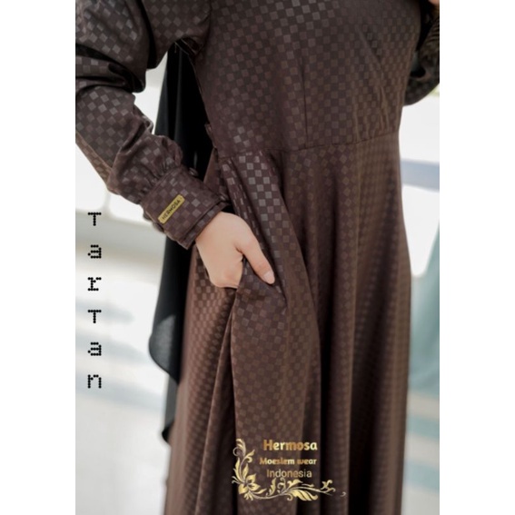 (Hermosa)Gamis hermosa motif tartan warna coklat tua-gamis coklat tua-gamis wolfis embos premium