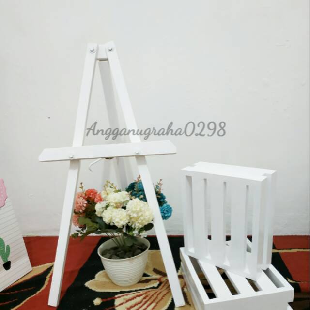 

STANDING TRIPOT 75CM KAYU KAKI PENYANGGA PAPAN TULIS KAPUR DEKORASI WEDDING PESTA CAFE PAPAN MENU