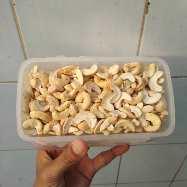 

Kacang mete belah mentah