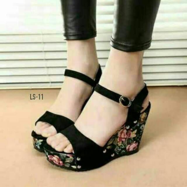 Wedges/Sandal Hitam L11