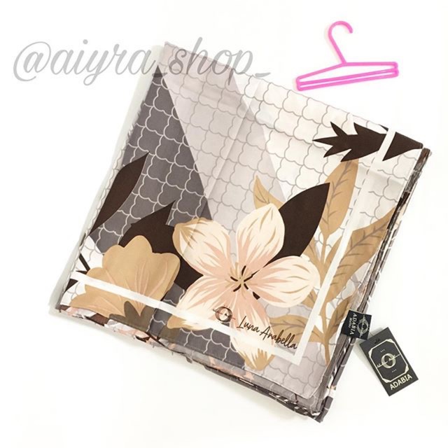 Hijab segi empat motif adabia