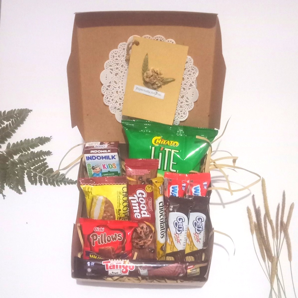 

Gift Box / Snack Box / Kado Ulang Tahun / KadoPacar / kado Wisuda / Snack Hampers