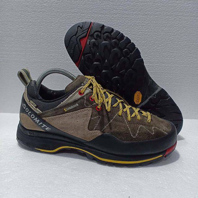 Sepatu DOLOMITE