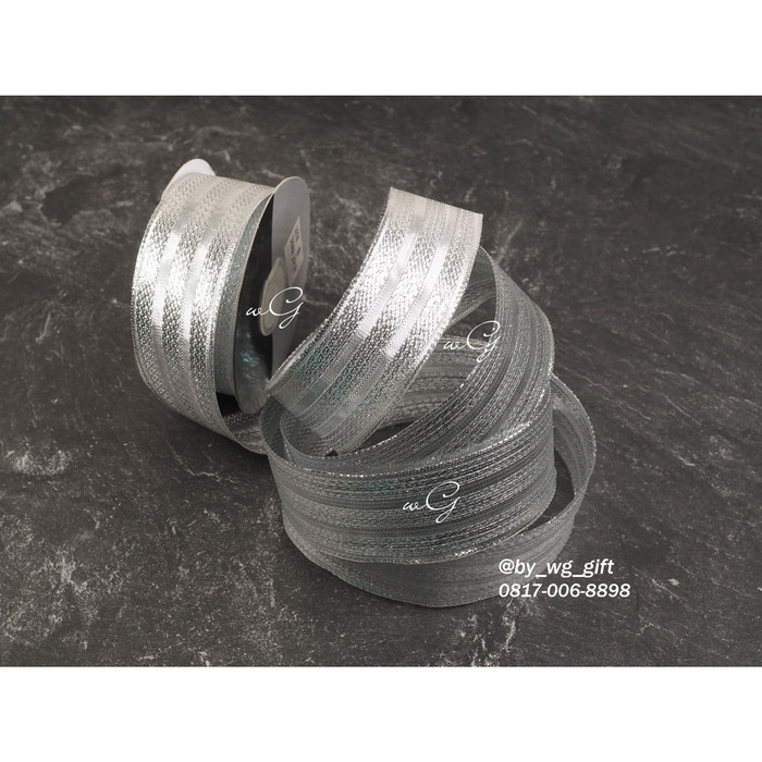 

Pita Silver - Corak Garis Garis C; Lebar 3.8 cm; Panjang 20 yard