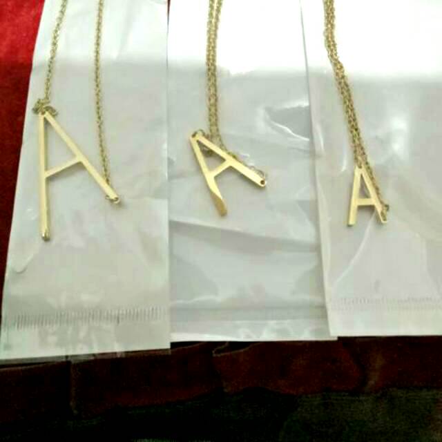 Ready Kalung abjad/huruf TITANIUM.. (KALUNG NAGITA SLAVINA)