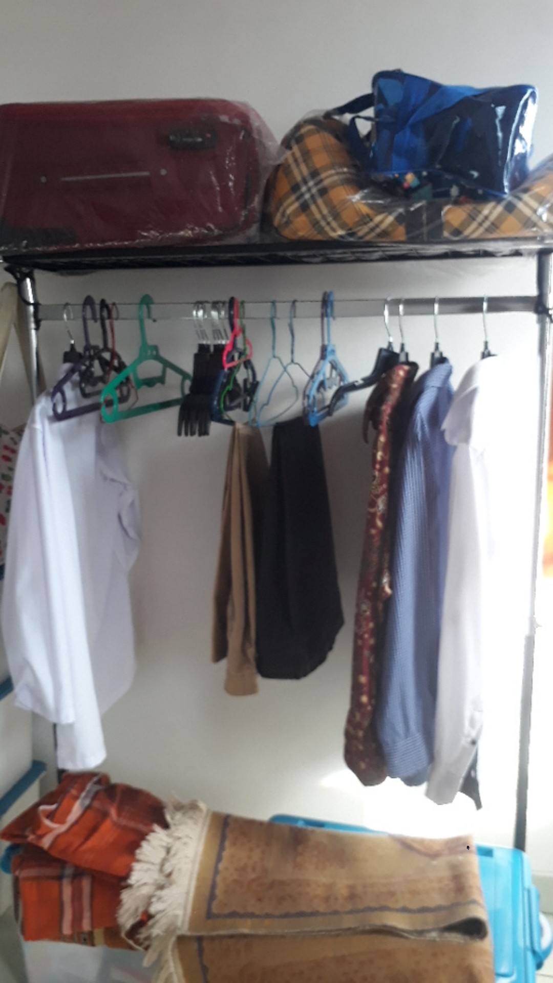 Gantungan Baju, Gawangan Pipa Kotak Dengan Rak Ram Kawat