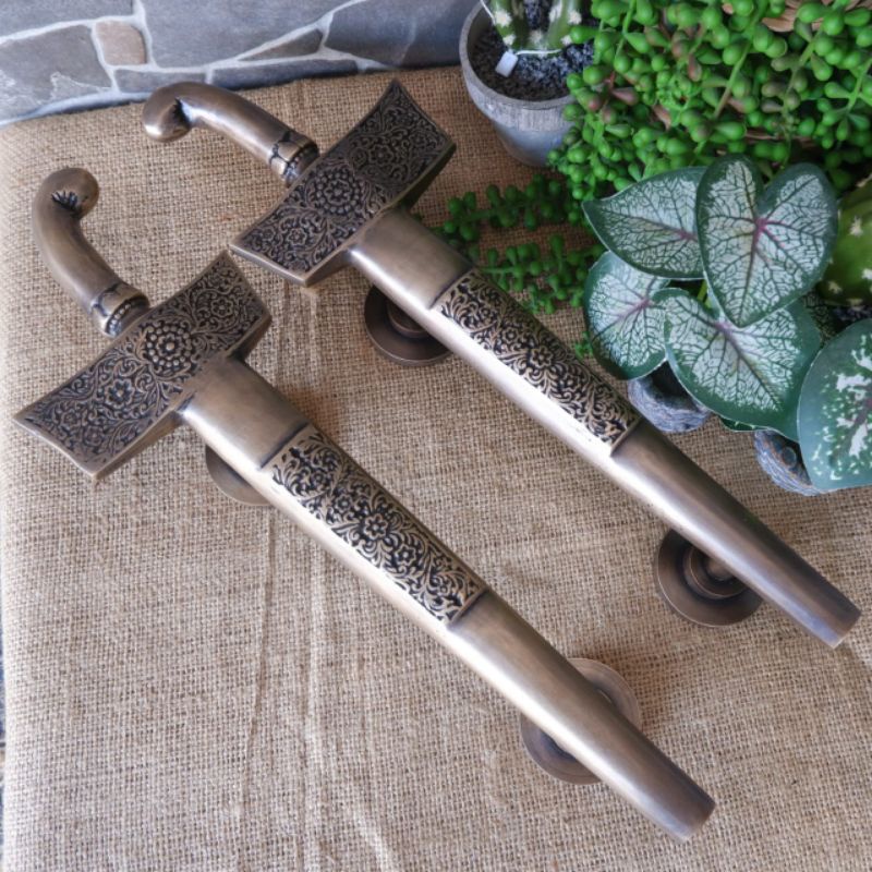 HANDLE PINTU BENTUK KERIS KUNINGAN TARIKAN PINTU KUNINGAN BENTUK KERIS AKSESORIS RUMAH BARANG ANTIK