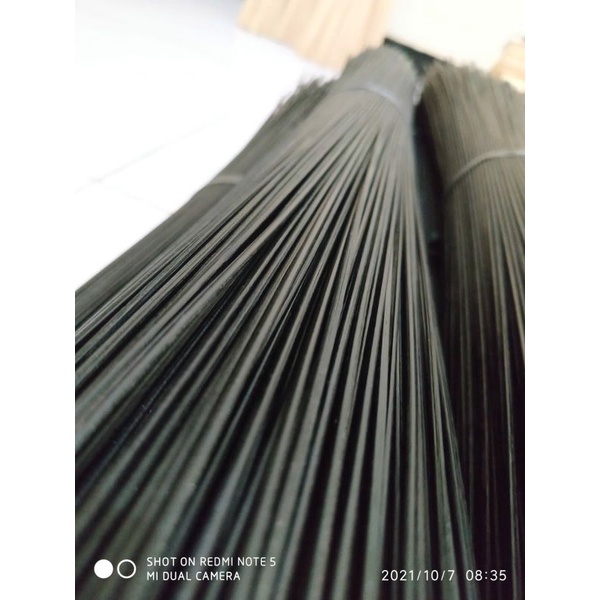 Jeruji Bambu Kulitan Warna Hitam Semi Glosy. 1 Iket isi 100batang.