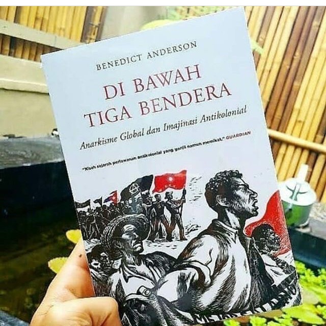 Di Bawah Tiga Bendera