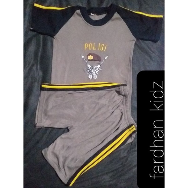 Baju kaos polisi anak setelan lengan pendek.