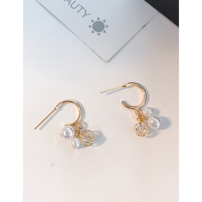 LRC Anting Tusuk Fashion Golden C-shaped Diamond Earrings D73387