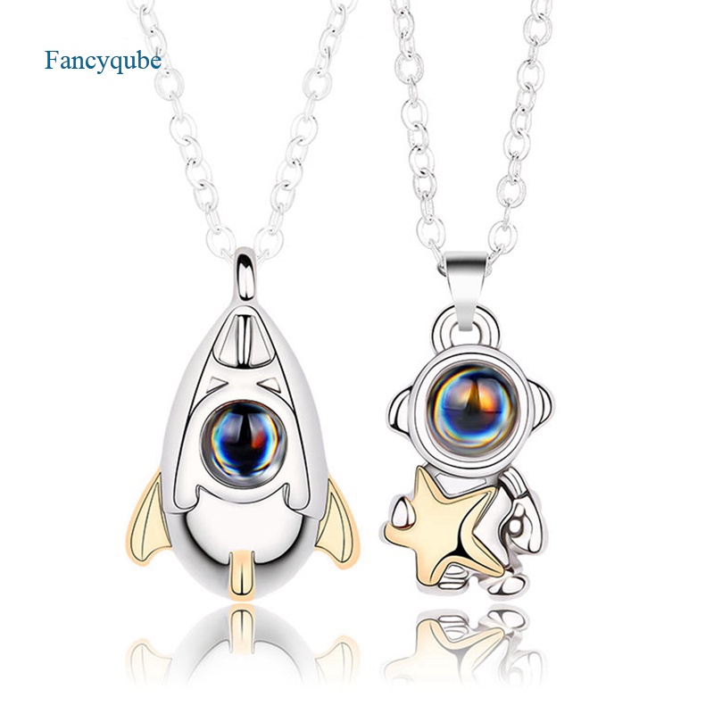 Fancyqube 2pcs / Set Kalung Rantai Liontin Astronot / Bulan / Bintang Kristal 100 Bahasa Untuk Pria / Wanita