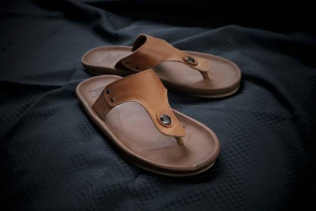 CLOVER|Sandal Kasual Kulit Pria Original Distro Murah Kekinian Model Jepit Terbaru Tidak Licin