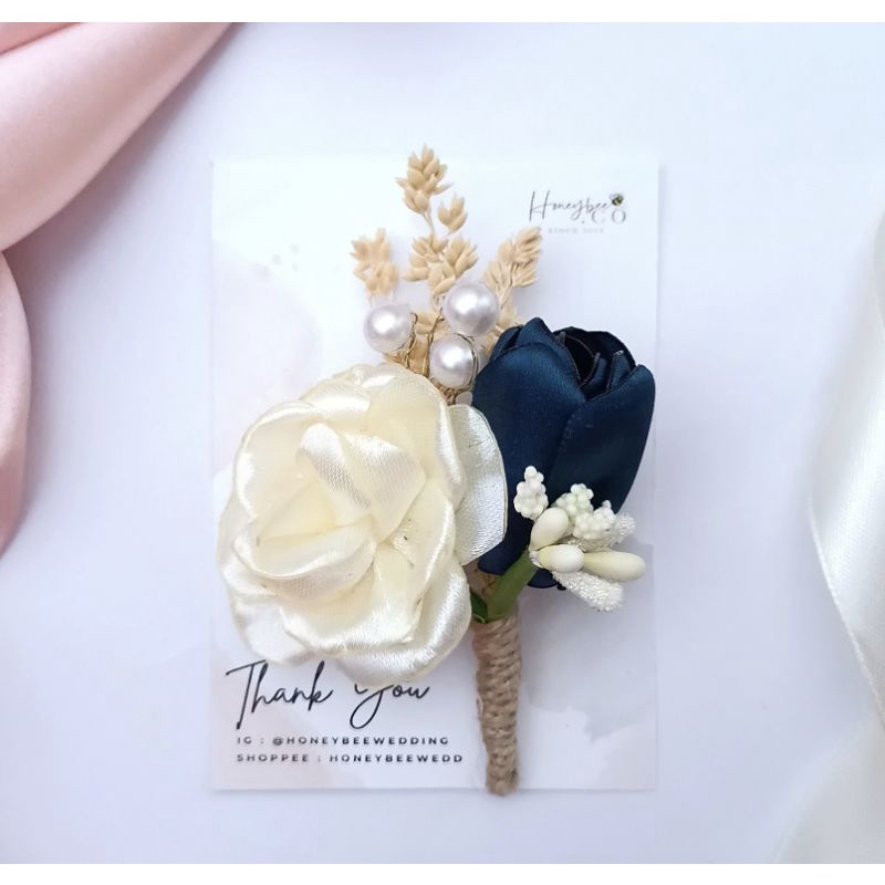 BOUTONNIERE MAWAR BW BIRU RUSTIC / PIN JAS / BUNGA JAS PENGANTIN MURAH