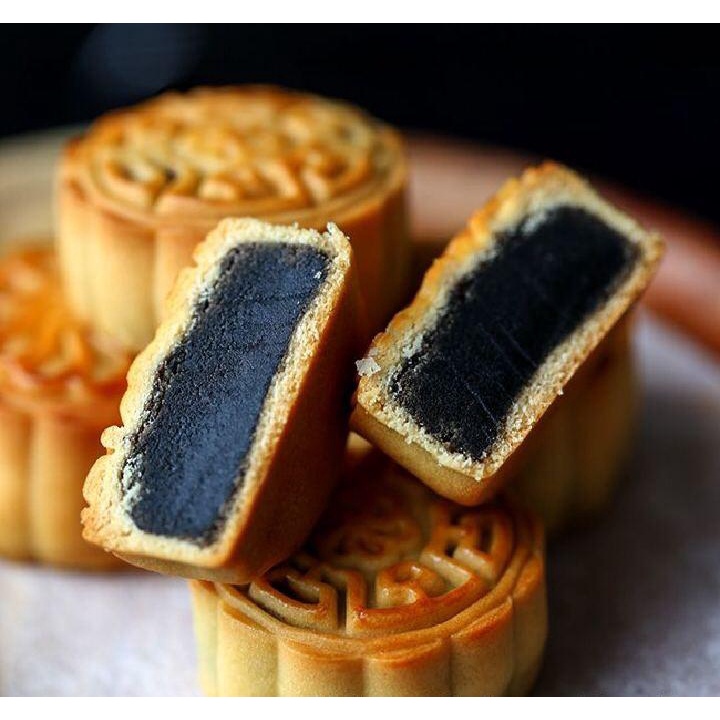 Mooncake Kacang Hitam Isi 4 Jumbo