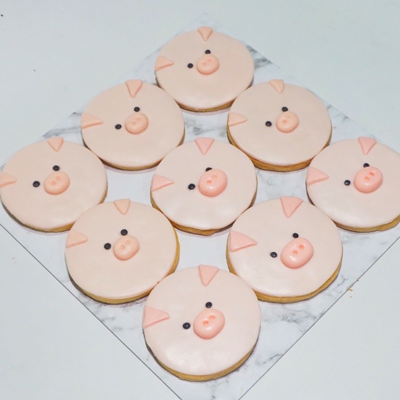 

10pc piggy butter cookies with fondant